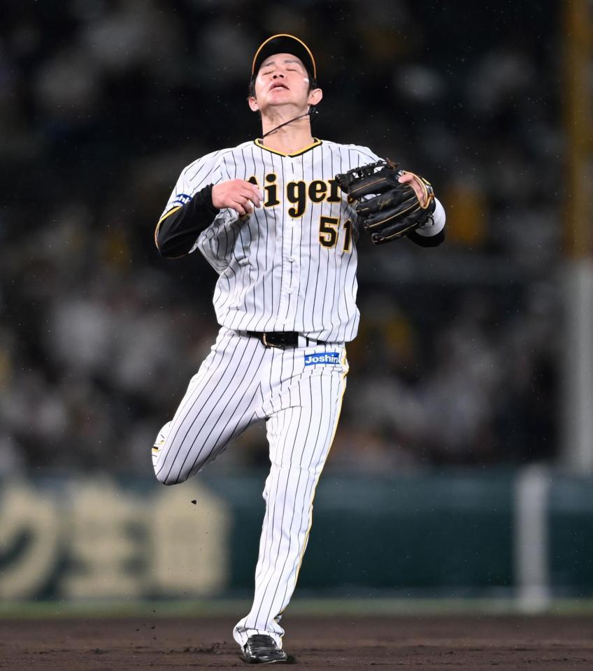 　１０回、長岡の打球を捕れず勝ち越し適時打にする中野（撮影・田中太一）