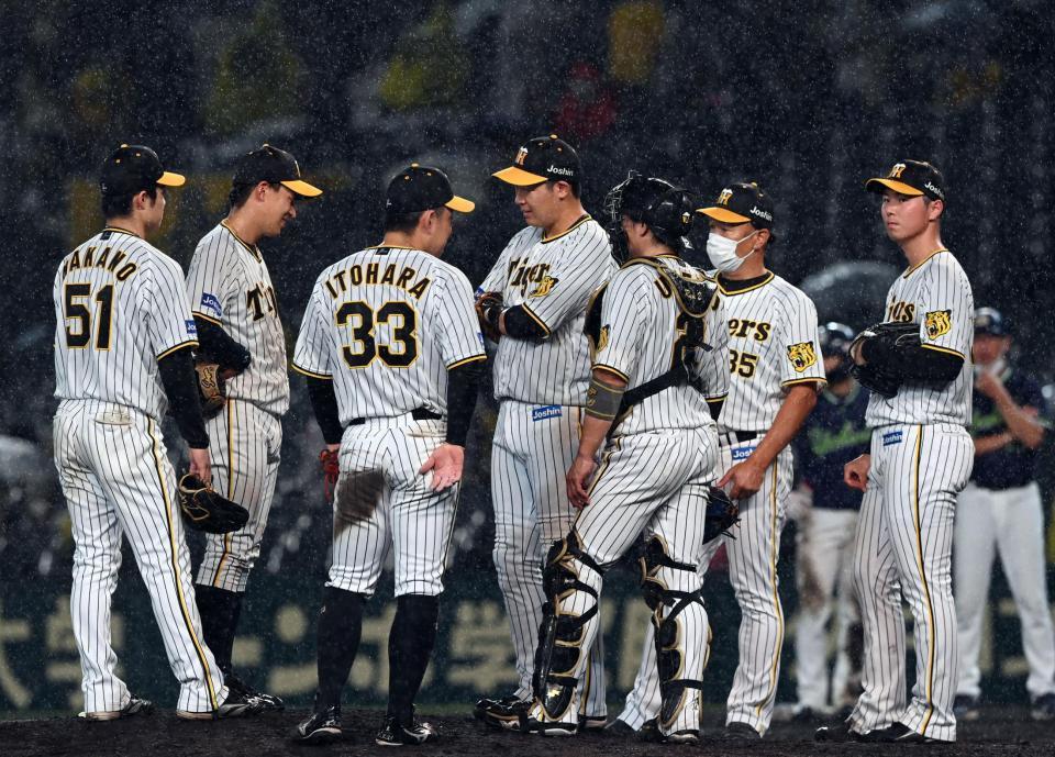 　１１回、浜地は勝ち越しを許し降板する（撮影・山口登）