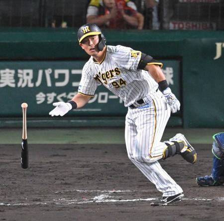 １０回、同点タイムリーを放つ原口（撮影・飯室逸平）