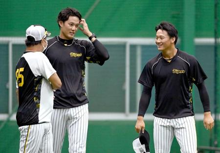 　藤浪（中央）とともに福原コーチ（左）の話を聞く森木