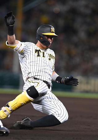 　６回、佐藤輝は中越えに三塁打を放ち、三塁にスライディングする（撮影・山口登）