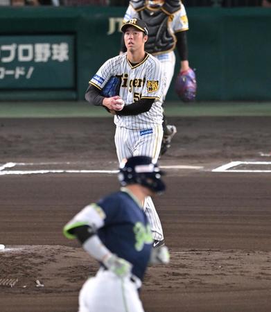 　６回、村上に５２号ソロを浴びる青柳（撮影・飯室逸平）