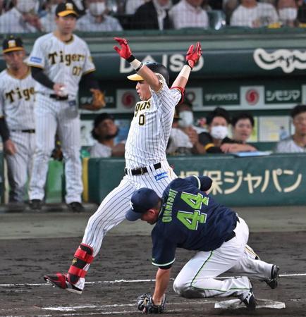 　７回、内野安打で出塁する木浪（撮影・飯室逸平）
