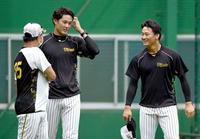 　藤浪（中央）とともに福原コーチ（左）の話を聞く森木