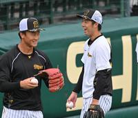 　笑顔で森木（左）に声をかける青柳（撮影・飯室逸平）