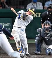 　４回、走者一掃のタイムリー三塁打を放つ近本（撮影・飯室逸平）