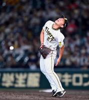 　７回、伊藤将は山田の打球を脚に受ける（撮影・山口登）