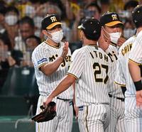 　矢野監督は完投勝利を挙げた伊藤将を迎える（撮影・山口登）