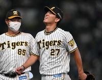 　完投勝利を挙げた伊藤将は福原コーチに労われ、ホッとした表情を浮かべる（撮影・田中太一）