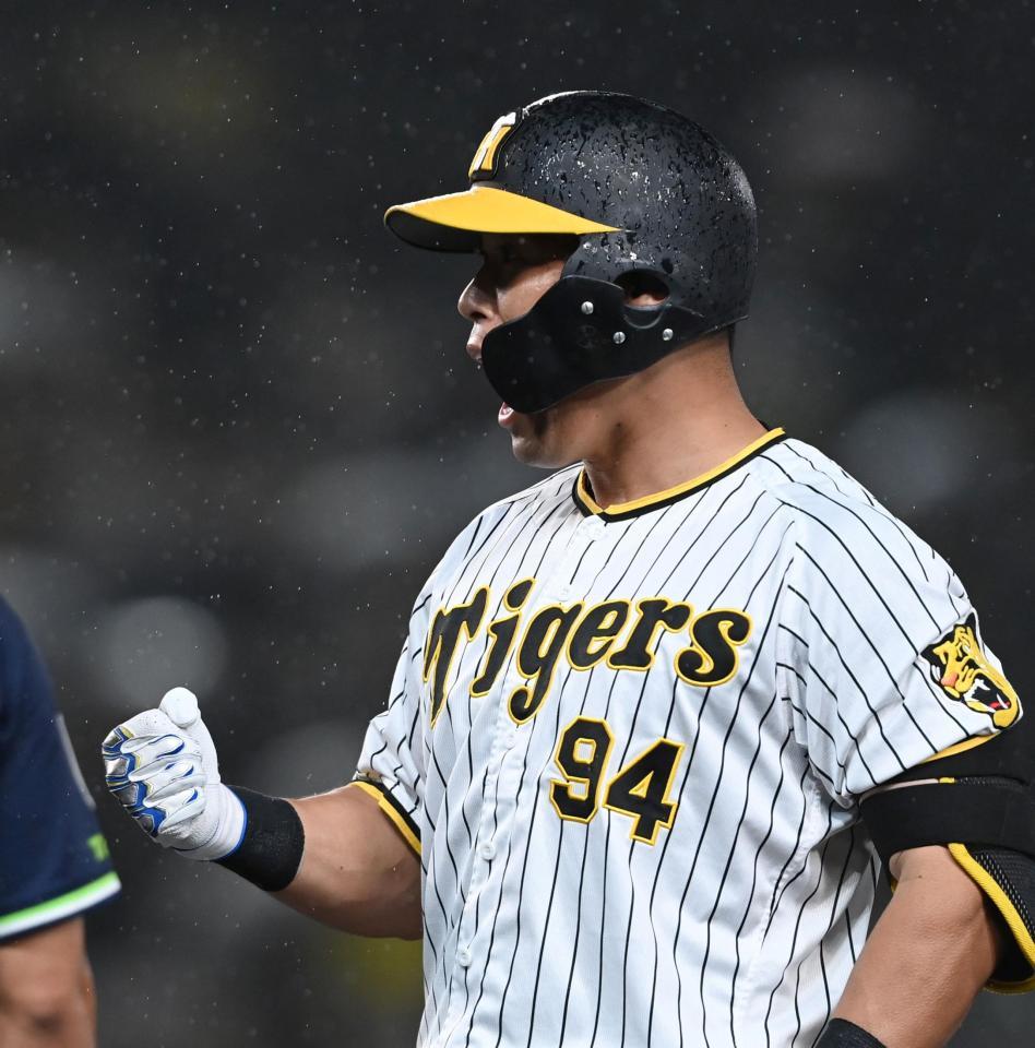 　１０回、同点打を放ち、雄叫びをあげる原口（撮影・田中太一）