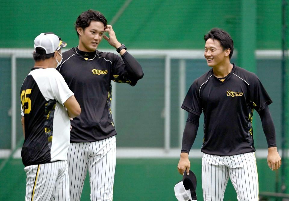 　藤浪（中央）とともに福原コーチ（左）の話を聞く森木