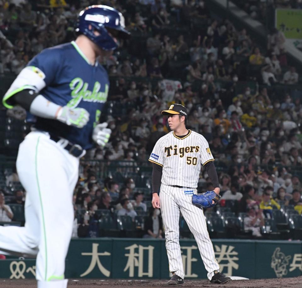 　６回、村上（手前）にソロを許す青柳（撮影・田中太一）