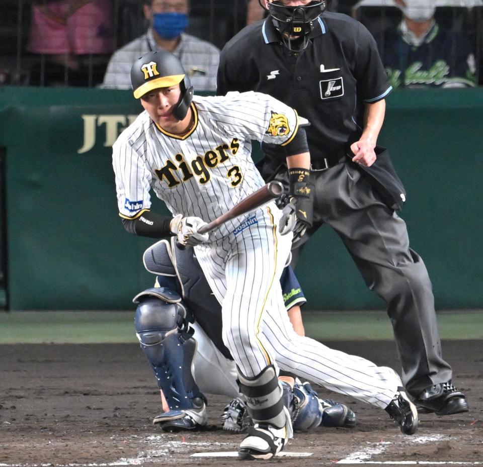 　４回、チーム初安打となる左前打を放つ大山（撮影・飯室逸平）