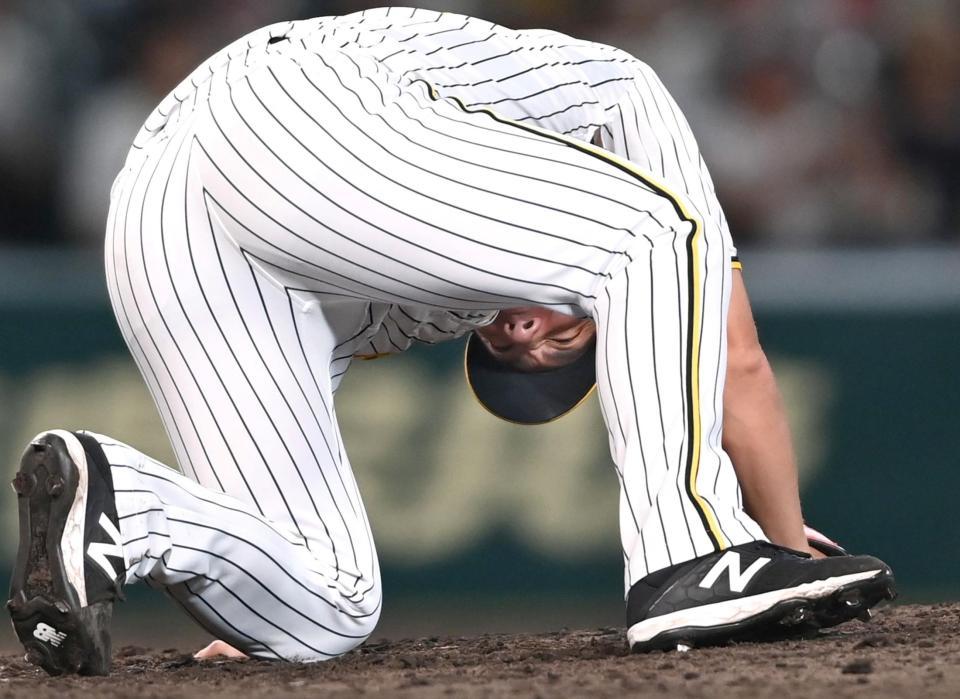 　７回、山田の打球を体に当て、苦悶の表情を浮かべる伊藤将（撮影・田中太一）