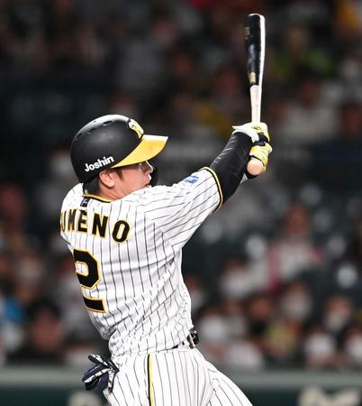 　４回、２点適時打を放つ梅野（撮影・田中太一）