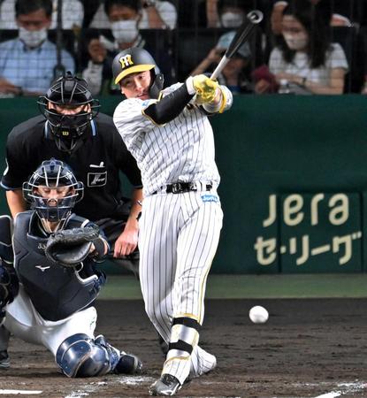 　４回、２点タイムリーを放つ梅野（撮影・飯室逸平）