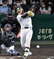 　４回、２点タイムリーを放つ梅野（撮影・飯室逸平）