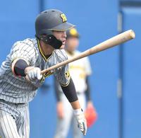 　６回、右前打を放つ高寺（撮影・北村雅宏）