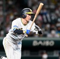 　４回、適時三塁打を放つ近本（撮影・田中太一）