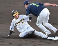 　１回、二盗を決める近本（撮影・飯室逸平）