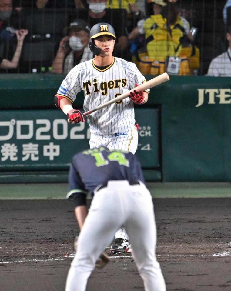 　４回、先制点を奪う押し出し四球を選ぶ木浪（撮影・飯室逸平）