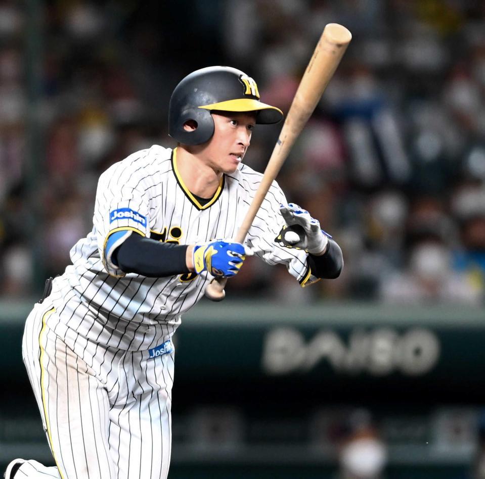 　４回、適時三塁打を放つ近本（撮影・田中太一）