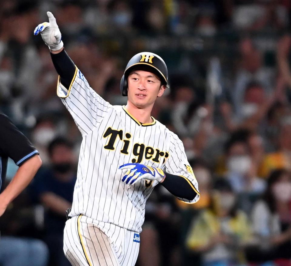 　４回、適時三塁打を放った近本はポーズを決める（撮影・田中太一）