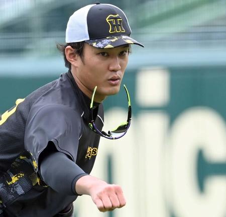 　サングラスを飛ばしながらキャッチボールをする藤浪（撮影・田中太一）