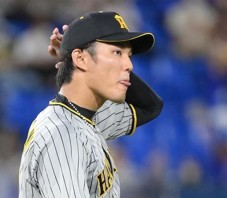 　４回、牧にソロを浴びて舌を出す藤浪（撮影・堀内翔）