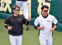 　話しながらランニングする西勇（左）と西純（撮影・山口登）