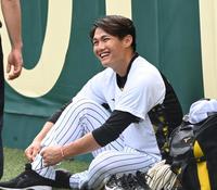 　練習を終え、笑顔を見せる西純（撮影・田中太一）
