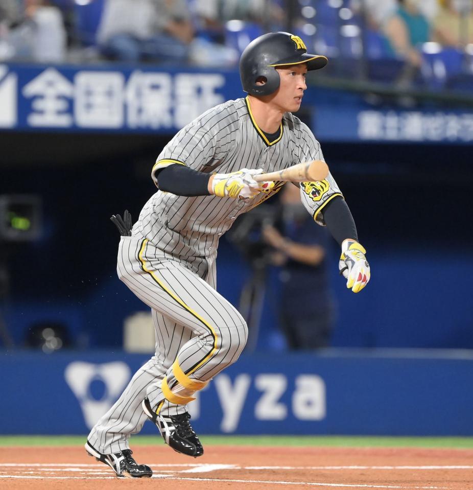 　１回、近本が先制の右前適時打を放つ（撮影・堀内翔）