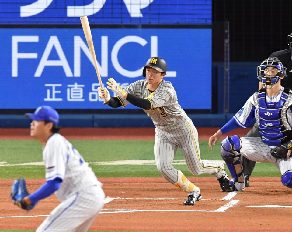 　１回、近本は右前に適時打を放つ（撮影・佐々木彰尚）