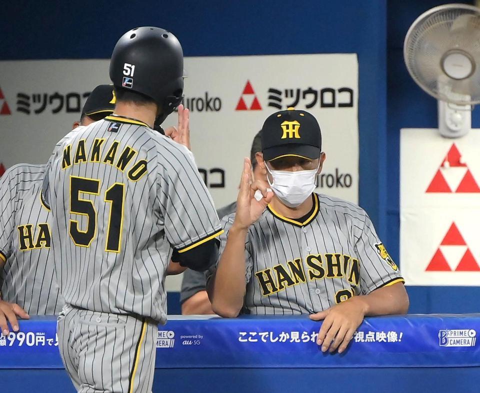 　１回、生還した中野（左）を迎える矢野監督（撮影・堀内翔）