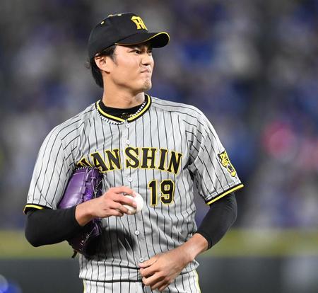 　５回、ＤｅＮＡ打線に連打を浴び、顔をしかめて悔しがる藤浪（撮影・田中太一）