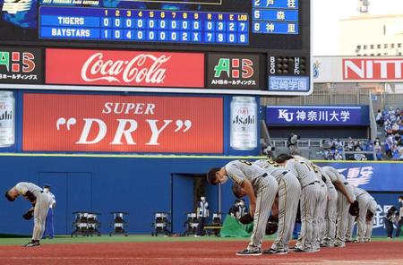 　ＤｅＮＡとの最終戦で完封負けを喫し、ファンに深々と頭を下げる矢野監督（手前）とナイン（撮影・田中太一）