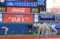 　ＤｅＮＡとの最終戦で完封負けを喫し、ファンに深々と頭を下げる矢野監督（手前）とナイン（撮影・田中太一）