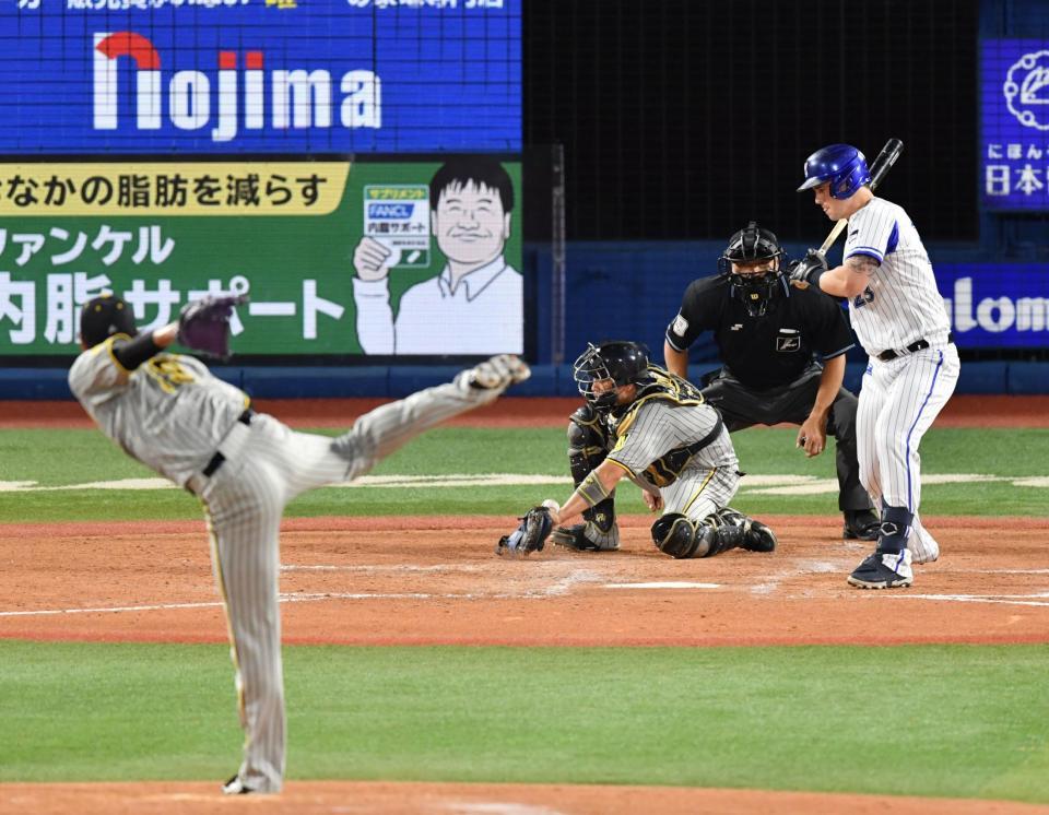 　５回、代打・オースティンの時に藤浪は２つ目の暴投。梅野が捕れず勝ち越しを許す（撮影・佐々木彰尚）