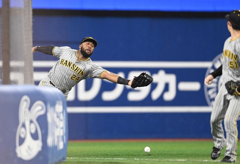 　５回、佐野の打球を捕れず２点適時打にするロハス（右は中野）＝撮影・田中太一