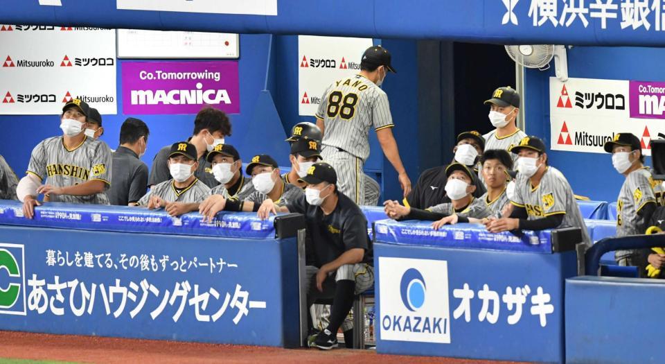 　ＤｅＮＡに敗れベンチを後にする矢野監督と静まり返る阪神ナイン