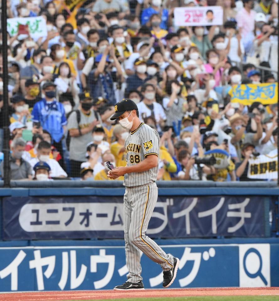 　試合後、あいさつを終えてグラウンドを後にする矢野監督（撮影・堀内翔）