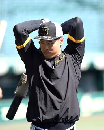 　早出で打撃練習をする佐藤輝（撮影・山口登）