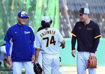 　福留（左）に声を掛けられる佐藤輝（撮影・山口登）