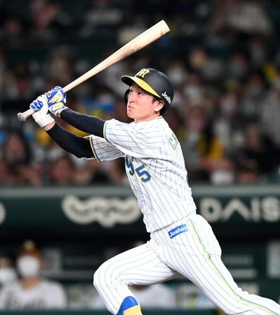 　４回、左前打を放つ近本（撮影・飯室逸平）