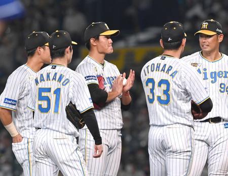 　６回途中で降板となる西純（中央）＝撮影・飯室逸平