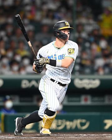 　６回、佐藤輝は右翼線に２点適時打二塁打を放つ（撮影・山口登）