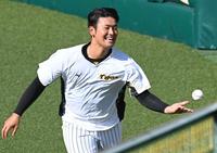 　１軍に合流し、はつらつと練習をする岡留（撮影・田中太一）