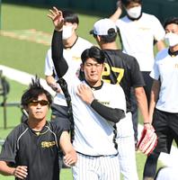 　１軍に合流し、ウオーミングアップをする岡留（撮影・田中太一）