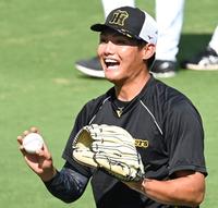 　笑顔でキャッチボールをする西純（撮影・田中太一）