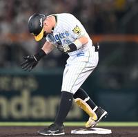 　６回、２点タイムリー二塁打を放ち、二塁上で何度も手を叩く佐藤輝（撮影・飯室逸平）